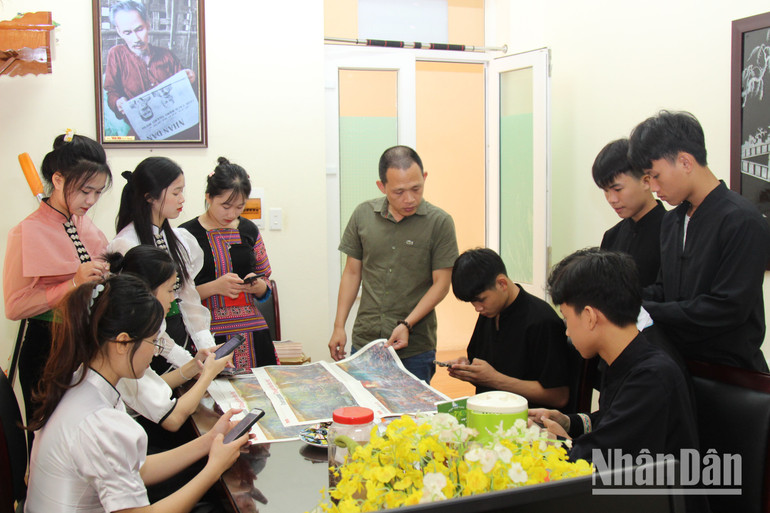 Văn phòng Đại diện Báo Nhân Dân tại Sơn La hướng dẫn học sinh trường Dân tộc nội trú tỉnh tải ứng dụng Báo Nhân Dân-Quét AR.