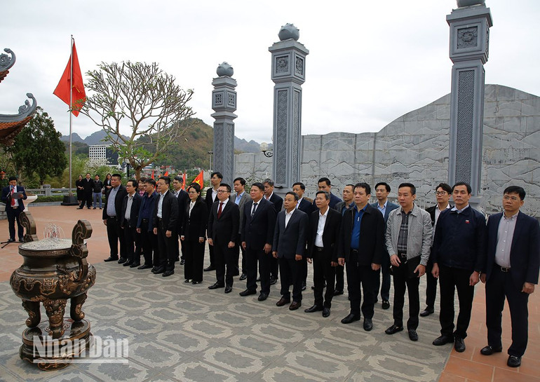 Các đại biểu dâng hương tại Đền thờ Bác Hồ, Quảng trường Tây Bắc.