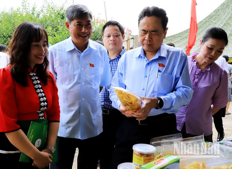 Đồng chí Trần Thanh Mẫn thăm gian trưng bày nông sản tại huyện Mộc Châu. Đồng chí Trần Thanh Mẫn thăm gian trưng bày nông sản tại huyện Mộc Châu.