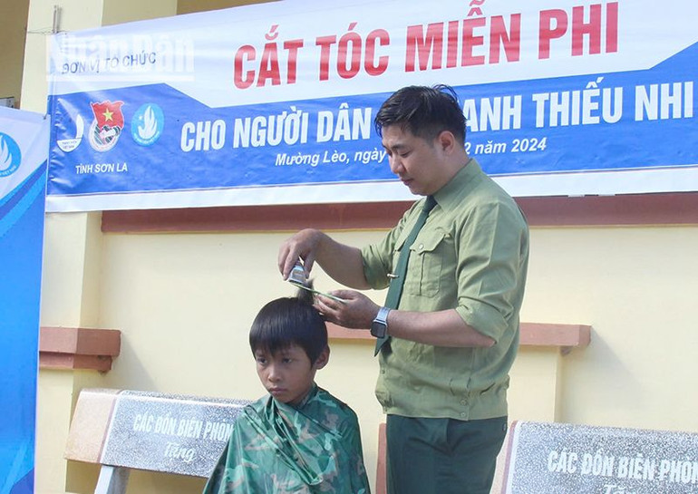 Cán bộ, chiến sĩ Đồn Biên phòng Mường Lèo phối hợp cùng Tỉnh đoàn tổ chức cắt tóc miễn phí cho học sinh, người dân trên địa bàn.