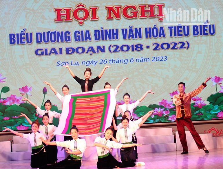 Văn nghệ chào mừng hội nghị biểu dương gia đình văn hóa tiêu biểu tỉnh Sơn La, giai đoạn 2018-2022.