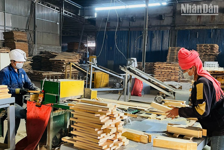 Công nhân nhà máy gỗ Công ty trách nhiệm hữu hạn Thanh Nhung, Khu công nghiệp Mai Sơn, đi làm trở lại ngay sau Tết.