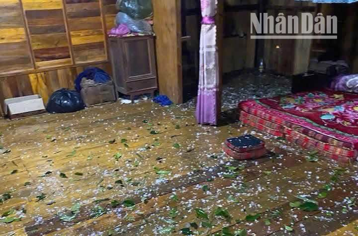 Mưa đá, dông lốc đã làm hư hỏng và ảnh hưởng tới nhiều nhà ở của người dân tại các xã của huyện Thuận Châu. (Ảnh: Người dân cung cấp)