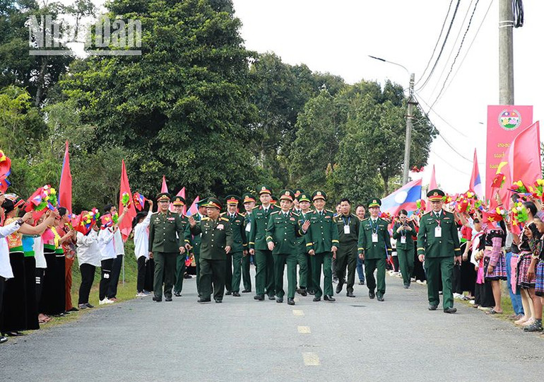 Lễ đón đoàn đại biểu nước Cộng hòa Dân chủ Nhân dân Lào diễn ra tại Cửa khẩu Lóng Sập, huyện Mộc Châu, tỉnh Sơn La.
