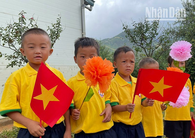 Học sinh dân tộc H'Mông Điểm trường Giạng Phổng trong ngày khai giảng và khánh thành lớp học mới.