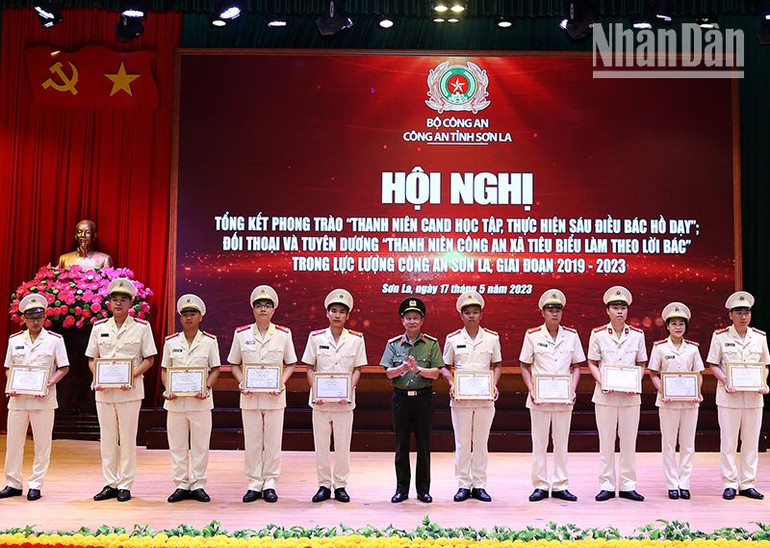 Các tập thể, cá nhân nhận giấy khen của Giám đốc Công an tỉnh Sơn La.