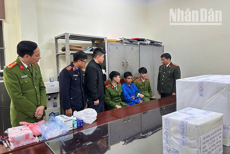 Đối tượng Vangphon Thong tại cơ quan công an. Đối tượng Vangphon Thong tại cơ quan công an.