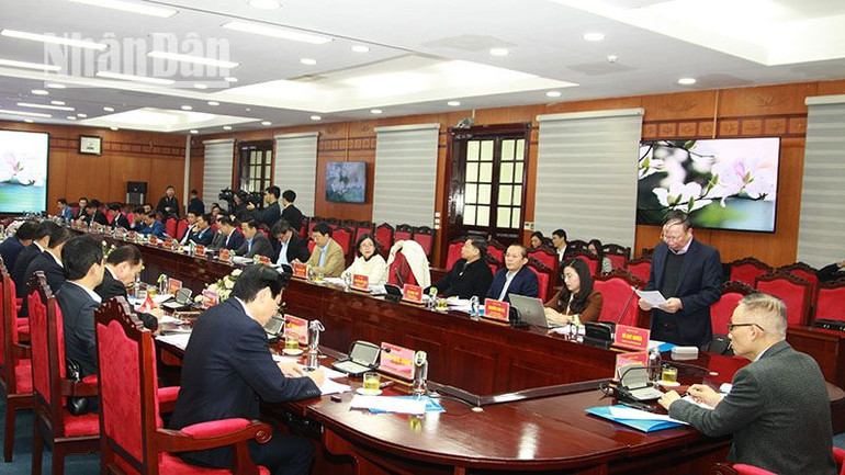 Đồng chí Tô Duy Nghĩa, Ủy viên Ủy ban kiểm tra Trung ương, Phó Trưởng Đoàn kiểm tra số 1911 công bố Quyết định kiểm tra của Bộ Chính trị đối với Ban Thường vụ 3 tỉnh Sơn La, Điện Biên, Lai Châu.