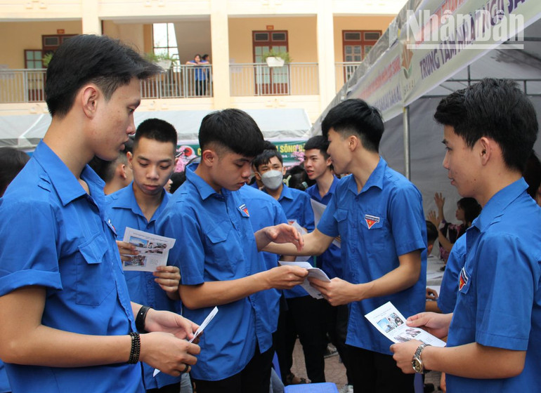 Ngày hội việc làm, tư vấn hướng nghiệp thu hút đông đảo đoàn viên, thanh niên tại các xã, thị trấn tham gia.