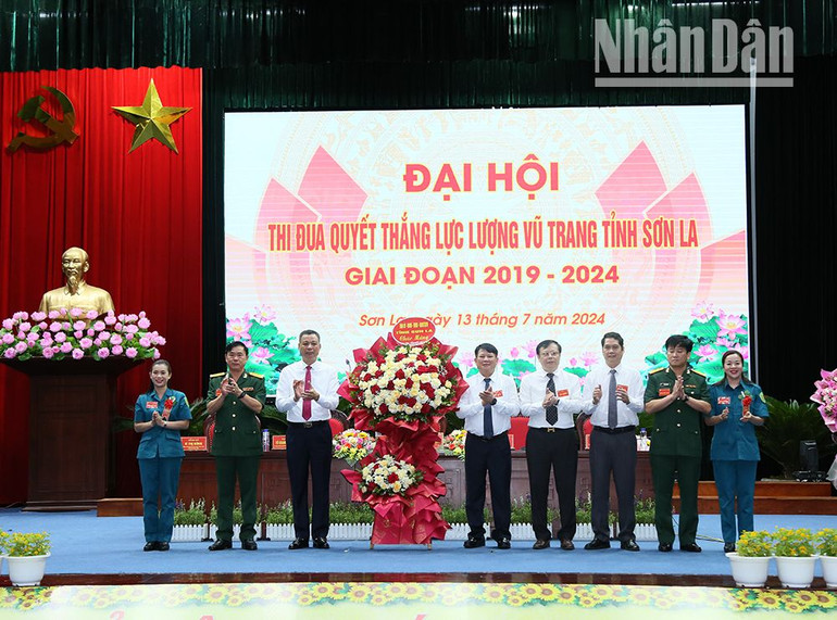 Thường trực Tỉnh ủy, Hội đồng nhân dân, Ủy ban Mặt trận Tổ quốc Việt Nam tỉnh Sơn La tặng hoa chúc mừng Đại hội thi đua Quyết thắng Lực lượng vũ trang tỉnh Sơn La.