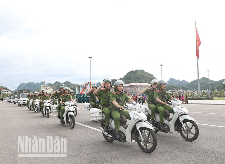 Khối diễu hành phương tiện Công an xã tại Lễ ra mắt lực lượng tham gia bảo vệ an ninh trật tự ở cơ sở.