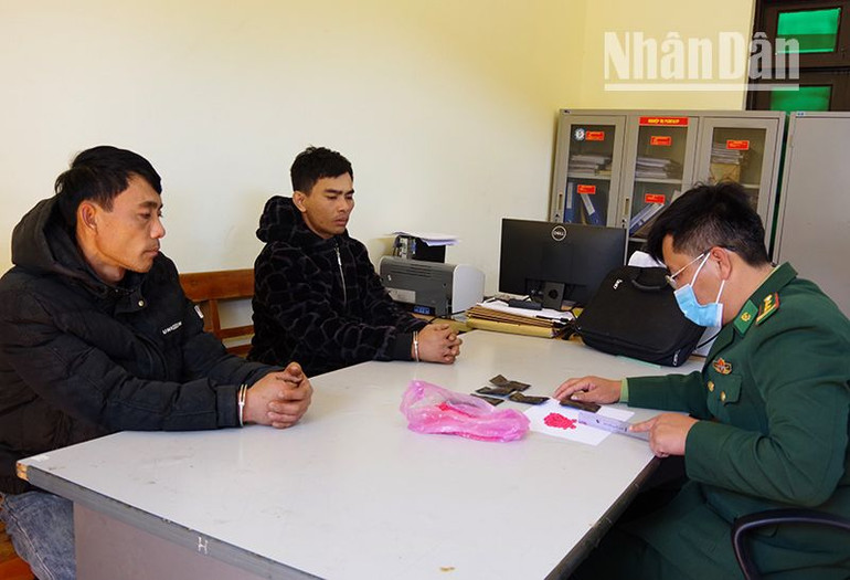 Hai đối tượng Hồ Văn Ngọc và Phạm Quang Mạnh cùng số tang vật ma túy tổng hợp.