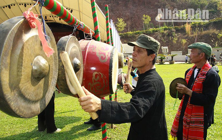 Đông đảo du khách và người dân tham gia Lễ hội cầu mưa tại Sơn La ảnh 7