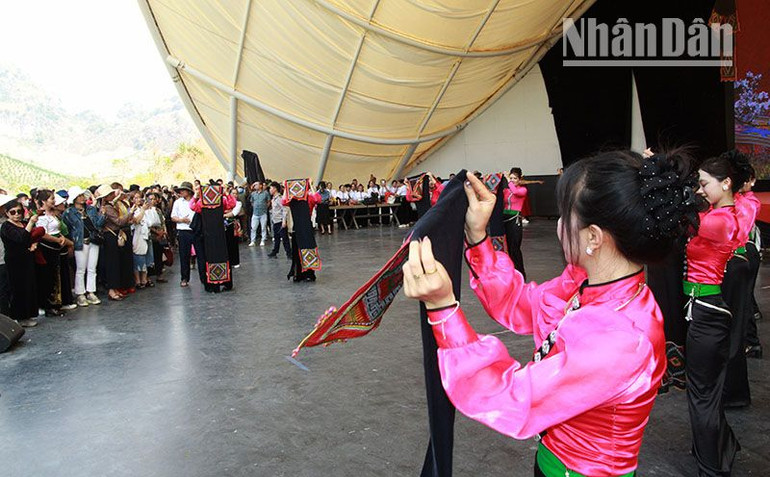 Đông đảo du khách và người dân tham gia Lễ hội cầu mưa tại Sơn La ảnh 8