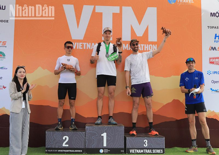 Ban tổ chức đã trao các giải Nhất, Nhì, Ba cho các vận động viên xuất sắc đoạt giải ở các cự ly.