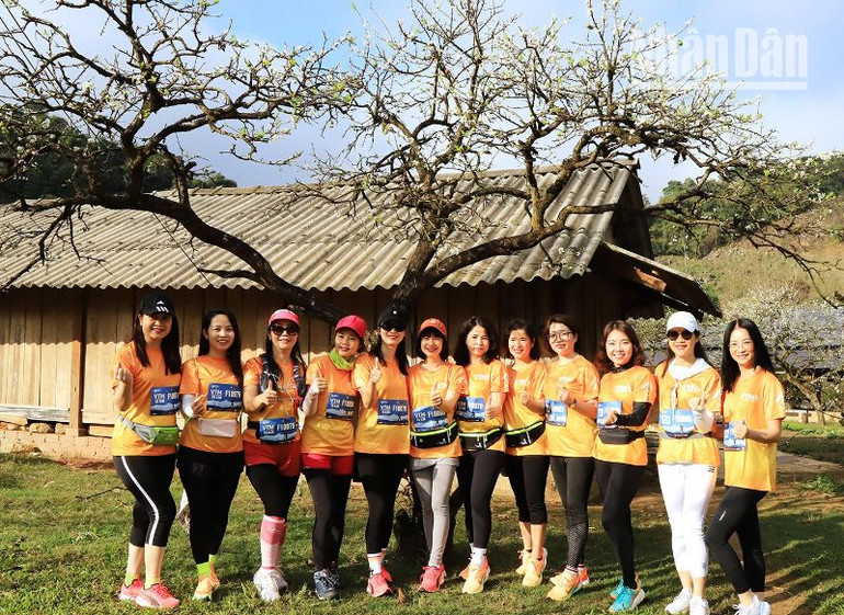 Các vận động viên nữ không quên lưu lại cho mình khoảnh khắc đẹp trên cung đường chạy.