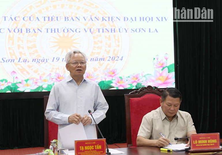 Đồng chí Tạ Ngọc Tấn, Phó Chủ tịch Thường trực Hội đồng Lý luận Trung ương, Tổ phó thường trực Tổ Biên tập, Trưởng đoàn công tác phát biểu tại cuộc làm việc với Ban Thường vụ Tỉnh ủy Sơn La. Đồng chí Tạ Ngọc Tấn, Phó Chủ tịch Thường trực Hội đồng Lý luận Trung ương, Tổ phó thường trực Tổ Biên tập, Trưởng đoàn công tác phát biểu tại cuộc làm việc với Ban Thường vụ Tỉnh ủy Sơn La.