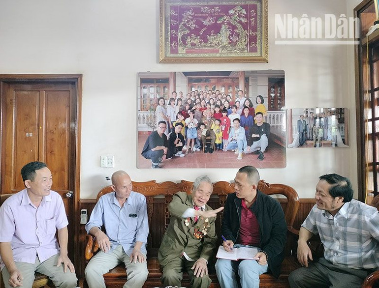 Ông Lê Công Bỉnh kể lại cảnh máy bay ném bom xuống các khu vực bộ đội ta hành quân lên Điện Biên Phủ.