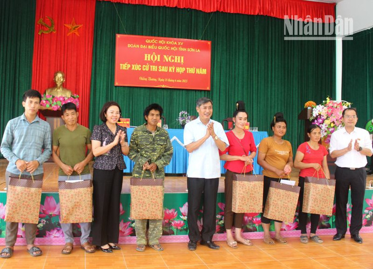 Đoàn đại biểu Quốc hội tỉnh Sơn La tặng quà cho các gia đình chính sách thuộc các bản của xã Chiềng Khương.