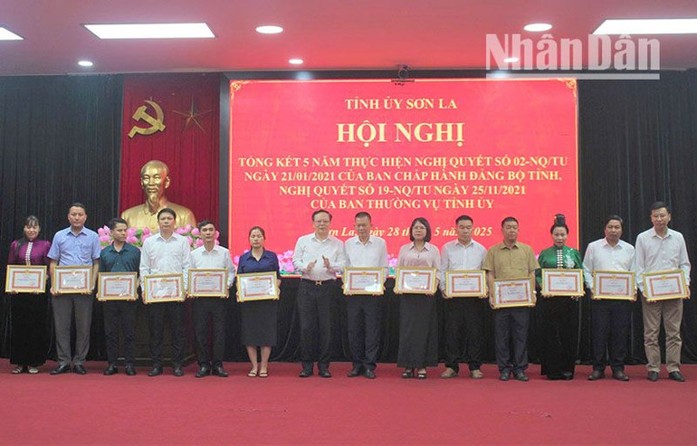 Đồng chí Nguyễn Thái Hưng, Chủ tịch Hội đồng nhân dân tỉnh Sơn La trao bằng khen cho các tập thể.