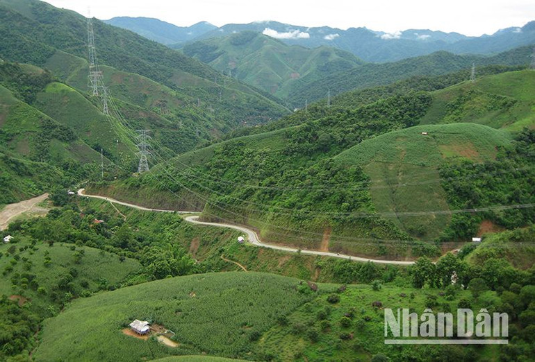 Tuyến Quốc lộ 37 nối huyện Mai Sơn với Bắc Yên được đầu tư, nâng cấp, góp phần thông thương hàng hóa và việc đi lại cũng được thuận lợi hơn. Tuyến Quốc lộ 37 nối huyện Mai Sơn với Bắc Yên được đầu tư, nâng cấp, góp phần thông thương hàng hóa và việc đi lại cũng được thuận lợi hơn.