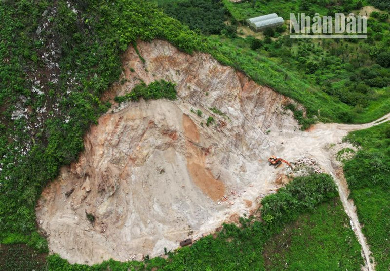 Sau khi Báo Nhân Dân phản ánh, Đoàn kiểm tra, xác minh tiến hành kiểm tra tại tiểu khu 19/5, nhưng không phát hiện máy móc, thiết bị, đối tượng khai thác khoáng sản, tuy nhiên có dấu vết nghiền cát, xúc cát tại khu vực này.