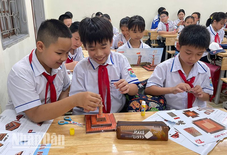 Theo đánh giá của các giáo viên tại các trường học của Sơn La: Ấn phẩm đặc biệt "Cột cờ Hà Nội" của Báo Nhân Dân đã tạo được sự hứng khởi trong các em học sinh khi vừa được trải nghiệm, vừa được tìm hiểu về lịch sử.