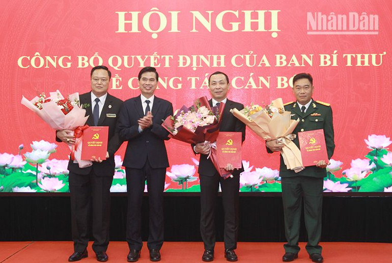 Đồng chí Hoàng Quốc Khánh, Bí thư Tỉnh ủy Sơn La trao quyết định và hoa chúc mừng các đồng chí được Ban Bí thư chuẩn y và chỉ định tham gia Ban Thường vụ Tỉnh ủy, Ban Chấp hành Đảng bộ tỉnh Sơn La nhiệm kỳ 2020-2025. Đồng chí Hoàng Quốc Khánh, Bí thư Tỉnh ủy Sơn La trao quyết định và hoa chúc mừng các đồng chí được Ban Bí thư chuẩn y và chỉ định tham gia Ban Thường vụ Tỉnh ủy, Ban Chấp hành Đảng bộ tỉnh Sơn La nhiệm kỳ 2020-2025.