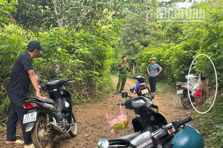 Lực lượng chức năng tuyên truyền, vận động tại khu vực đối tượng bỏ trốn. Lực lượng chức năng tuyên truyền, vận động tại khu vực đối tượng bỏ trốn.