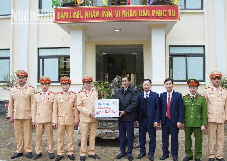 Nhân dịp này, đồng chí Nguyễn Hữu Đông, Bí thư Tỉnh ủy Sơn La đã tặng quà Tết cho cán bộ, chiến sĩ cảnh sát giao thông, Công an tỉnh Sơn La.
