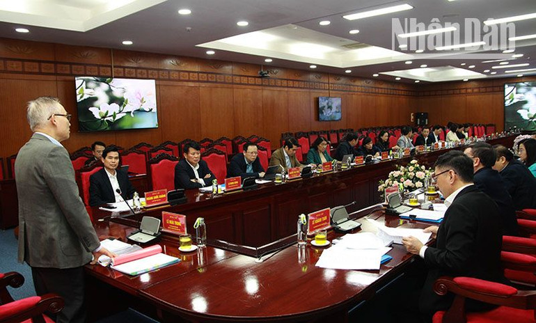 Các đại biểu cũng đã tiến hành thảo luận để làm rõ thêm những nội dung trong dự thảo báo cáo của Đoàn kiểm tra số 1911 của Bộ Chính trị, Ban Bí thư.