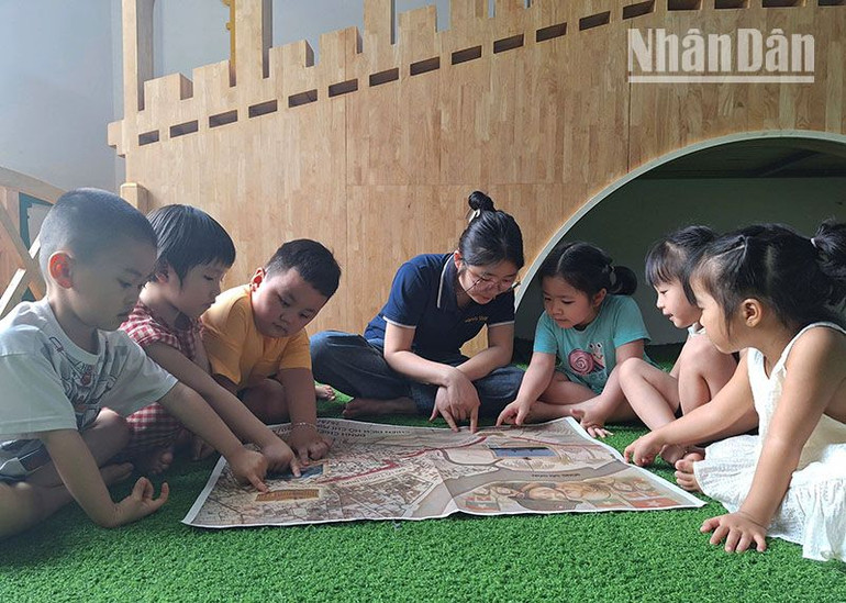 Phụ san đặc biệt của Báo Nhân Dân cũng được dành tặng cho các trường học tại thành phố Sơn La và các trường vùng cao tại các huyện.