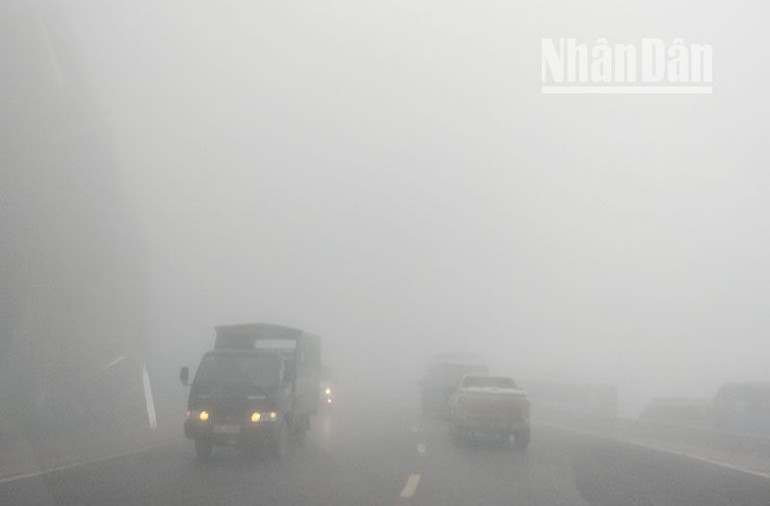 Quốc lộ 6 đoạn chạy qua huyện Vân Hồ, tỉnh Sơn La thời điểm này cũng thường xuyên có mưa và sương mù dày đặc. Quốc lộ 6 đoạn chạy qua huyện Vân Hồ, tỉnh Sơn La thời điểm này cũng thường xuyên có mưa và sương mù dày đặc.