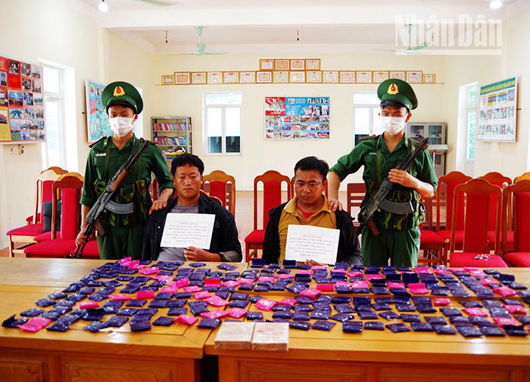 Hai đối tượng Mùa A Thú và Hạng A Dua cùng tang vật.