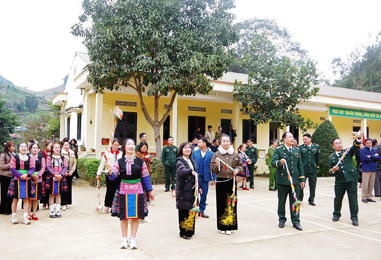 Cán bộ, chiến sĩ Đồn Biên phòng Chiềng Tương vui chơi ném còn cùng Nhân dân 2 xã. Cán bộ, chiến sĩ Đồn Biên phòng Chiềng Tương vui chơi ném còn cùng Nhân dân 2 xã.