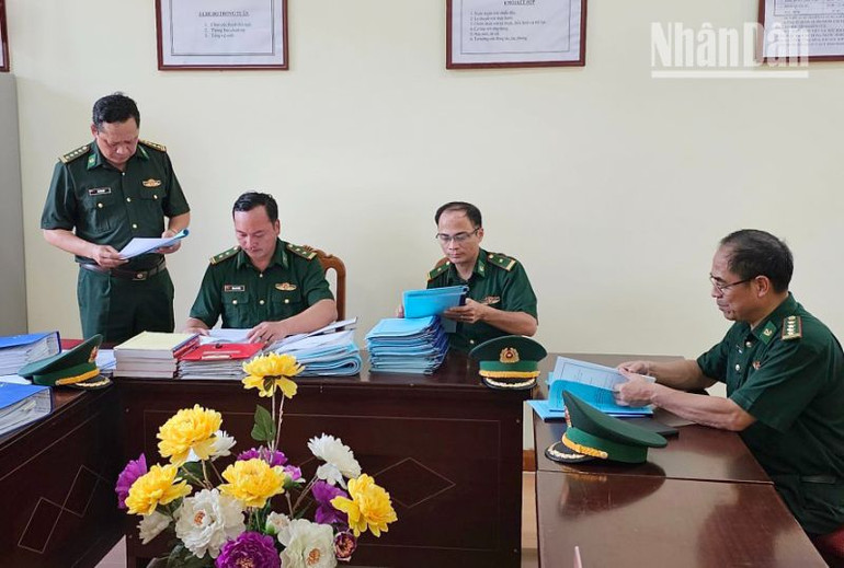 Kiểm tra về công tác văn thư, lưu trữ, bảo mật tại Đồn Biên phòng Mường Lạn. (Ảnh: Quàng Hùng)