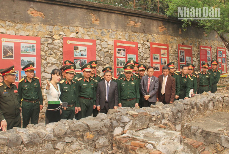 Đoàn đại biểu thăm Khu di tích Quốc gia đặc biệt Nhà tù Sơn La.