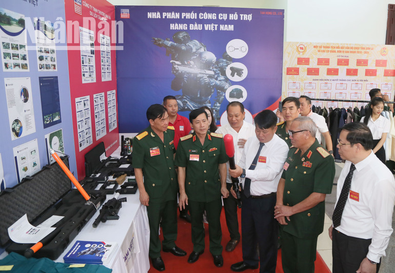 Các đại biểu tham quan gian trưng bày học cụ huấn luyện.