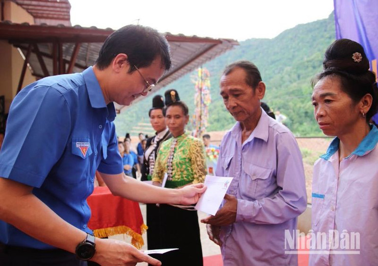Trung ương Đoàn Thanh niên Cộng sản Hồ Chí Minh tặng quà cho các hộ khó khăn là đồng bào dân tộc La Ha tại Sơn La. (Ảnh: Quốc Tuấn)