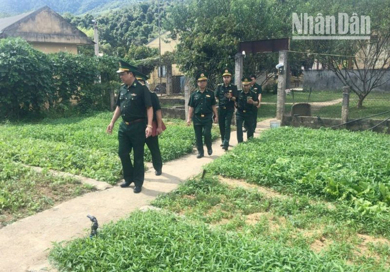 Đoàn công tác kiểm tra về công tác bảo đảm hậu cần trồng rau xanh tại Đồn Biên phòng Mường Lạn. (Ảnh: Quàng Hùng)