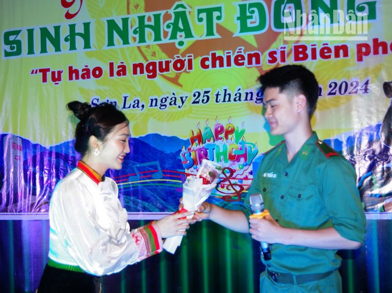 Đoàn viên chi đoàn kết nghĩa tặng hoa các tiết mục văn nghệ do các chiến sĩ biểu diễn. Đoàn viên chi đoàn kết nghĩa tặng hoa các tiết mục văn nghệ do các chiến sĩ biểu diễn.