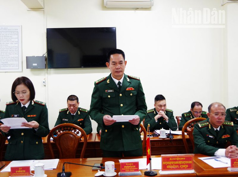 Đồng chí Đại tá Nguyễn Đình Huân, Chỉ huy trưởng Bộ đội Biên phòng tỉnh Sơn La đại diện hai đoàn Đại biểu báo cáo kết quả công tác phối hợp. (Ảnh: Vì Hiện)