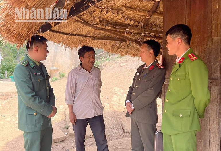 Anh Giàng A So (áo trắng ở giữa), bản Huổi Luông, xã Mường Lèo nay đã tỉnh ngộ và không còn tin theo cái gọi là "Bà cô Dợ".