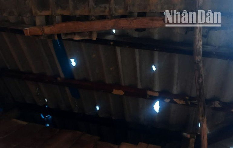 Mưa đá xảy ra chiều ngày 25/3 đã làm nhiều nhà ở của các hộ dân ở xã Mường É bị thủng mái. (Ảnh: THANH HƯỜNG)