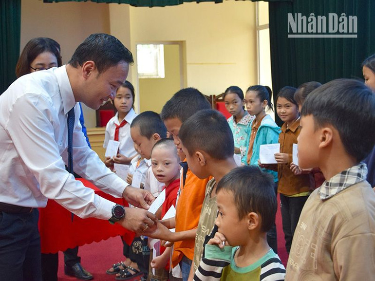 Lãnh đạo Sở Lao động, Thương binh và Xã hội tỉnh Sơn La tặng quà cho các học sinh có hoàn cảnh đặc biệt khó khăn.