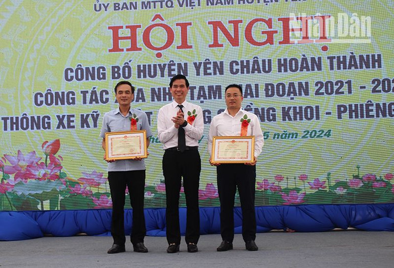 Chủ tịch Ủy ban nhân dân tỉnh Sơn La tặng Bằng khen cho các tập thể.