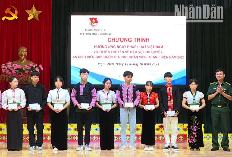 Chuyển trao kinh phí “Nâng bước em đến trường” và trao kinh phí Mô hình “Ươm mầm xanh biên giới-Vững bước tới tương lai”. (Ảnh: Vì Hiện)