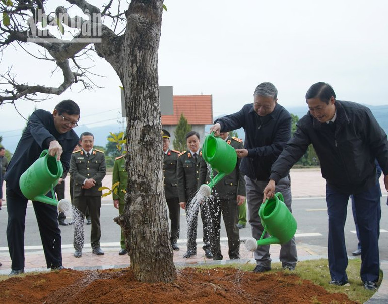 Đồng chí Đại tướng Tô Lâm cùng lãnh đạo tỉnh Sơn La trồng cây lưu niệm tại trụ sở Công an huyện Phù Yên.
