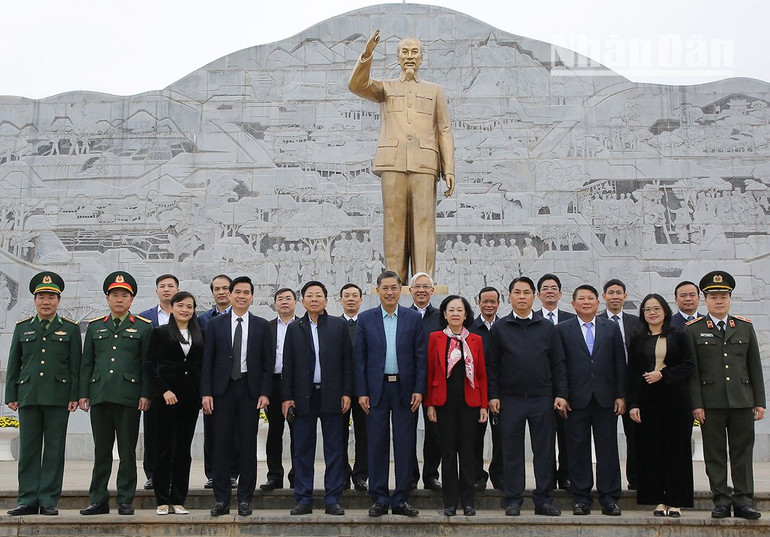 Đoàn công tác chụp ảnh lưu niệm dưới tượng đài Bác Hồ tại Quảng trường Tây Bắc.