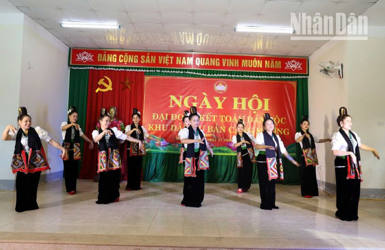 Văn nghệ chào mừng tại Ngày hội Đại đoàn kết toàn dân tộc tại khu căn cứ cách mạng Mường Chanh.